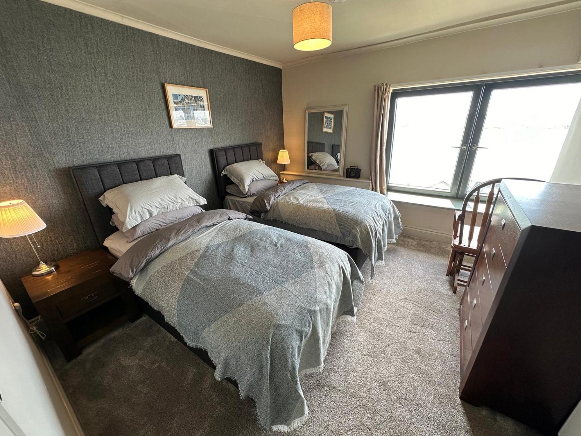 Westways House Hotel Коб Екстериор снимка