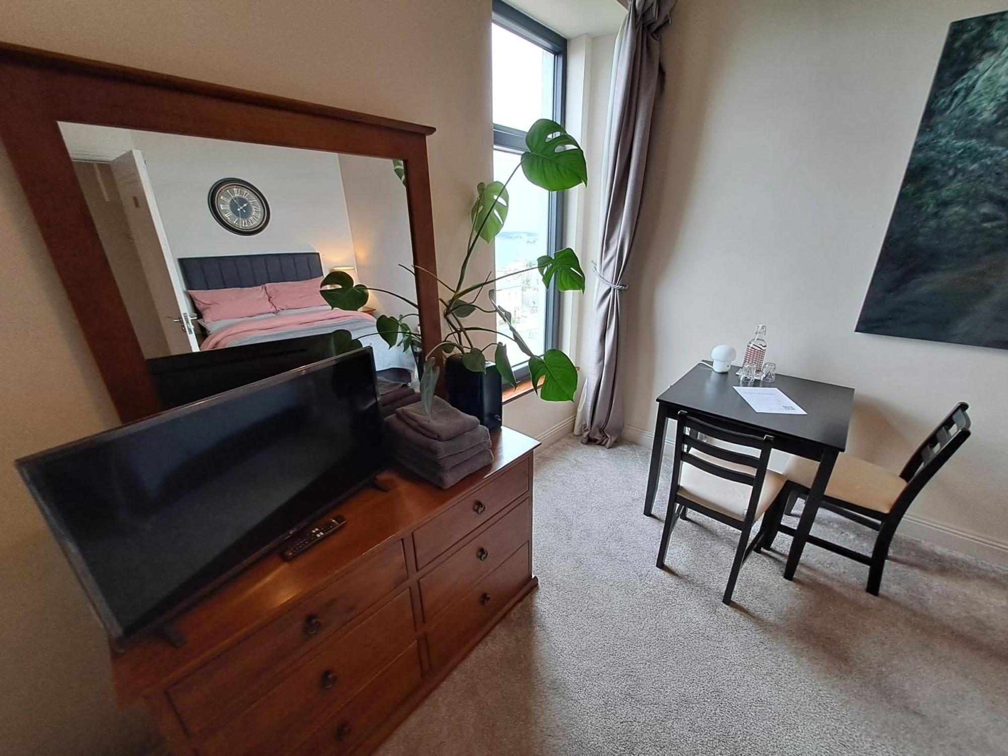Westways House Hotel Коб Екстериор снимка
